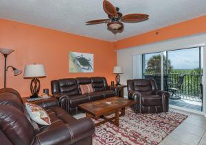 Cozy up in this gorgeous coastal themed 32 condo with views of the estuary OW10-303