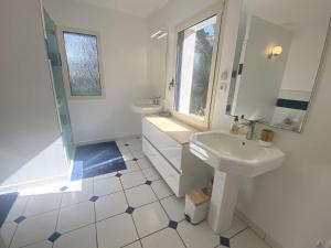Maisons de vacances Maison pour grande famille avec jardin, terrasse, proche Golf et Port a La Foret-Fouesnant - FR-1-481-149 : photos des chambres