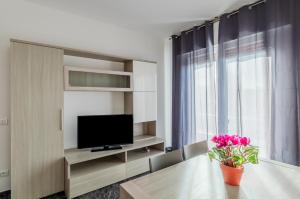 GuestHost - Zagar House-Venice Airport Close-by Apt W Parking