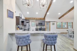 Whiskey Pines Retreat! Single Level Home, Outdoor Firepit, AC, BBQ! Sleeps 9 in Lake Harmony!