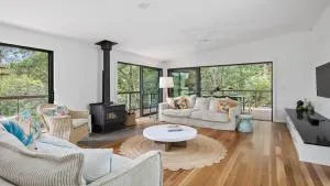 Barney's by the Bay - Pretty Beach