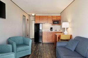 One-Bedroom Oceanfront Suite with Two Double Beds - Non-Smoking room in Days Inn by Wyndham Ocean City Oceanfront