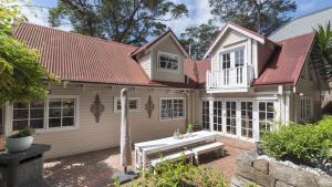 Coastal Cottage with Pool at Copacabana