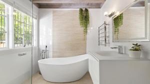 Coastal Cottage with Pool at Copacabana