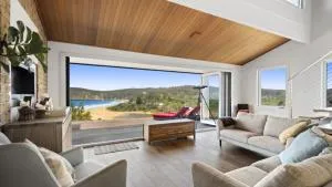 Renovated Beach House With Stunning Views and Short Walk To Beach - Macmasters Beach