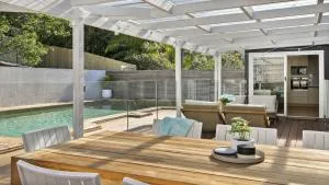 Large family house with a pool and easy walk to beach and village - Macmasters Beach