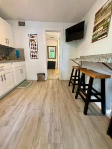 Quiet & Centrally located House - PRIVATE PARKING, LAUNDRY AND STORAGE FOR LUGGAGE