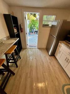 Quiet & Centrally located House - PRIVATE PARKING, LAUNDRY AND STORAGE FOR LUGGAGE