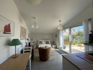 Studio au calme avec jardin et stationnement