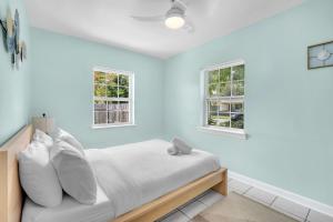 Bluewave Bungalow - #1 Charming & Comfortable 2 1