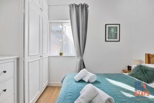 OnSiteStays - Tranquil 2 Bedroom Apartment with Large Kitchen, Private Garden near Wimbledon Station
