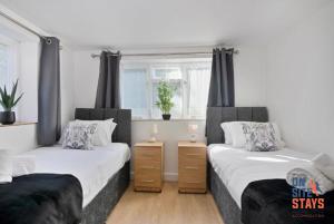 OnSiteStays - Tranquil 2 Bedroom Apartment with Large Kitchen, Private Garden near Wimbledon Station
