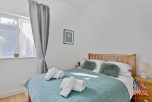 OnSiteStays - Tranquil 2 Bedroom Apartment with Large Kitchen, Private Garden near Wimbledon Station