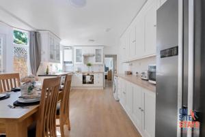 OnSiteStays - Tranquil 2 Bedroom Apartment with Large Kitchen, Private Garden near Wimbledon Station