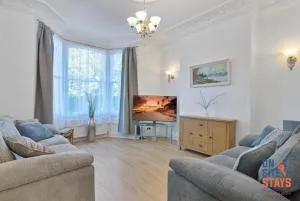 OnSiteStays - Tranquil 2 Bedroom Apartment with Large Kitchen, Private Garden near Wimbledon Station - Wimbledon