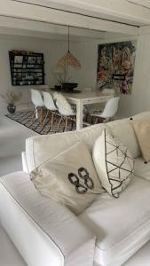 Charming Cottage Within Walking To Beach