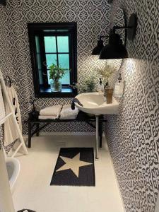 Charming Cottage Within Walking To Beach