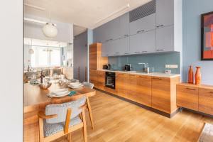 Bauhaus Luxury 2-Bedroom in The Absolute Center