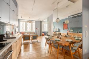 Bauhaus Luxury 2-Bedroom in The Absolute Center