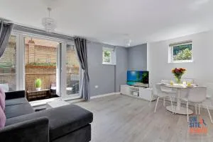 OnSiteStays - Contemporary 2 Bed Apt with Ensuite, 2 x Free Parking Spaces & a Balcony - Stonewood