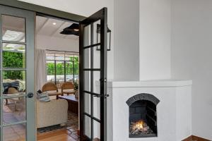 Famous Movie Colony Estate- Casa de Amigos Estate- Ultra Luxe, Pool, Spa, Firepit 4bd, 3.5bth