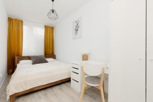 Warsaw Centre Saski Garden Apartment by Renters