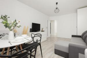 Warsaw Centre Saski Garden Apartment by Renters