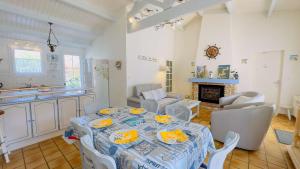 Villas Villa de plain pied avec jardin paysager et piscine : photos des chambres