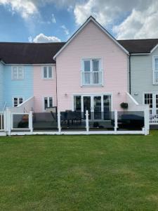 Waterside Lodge -New England Style House