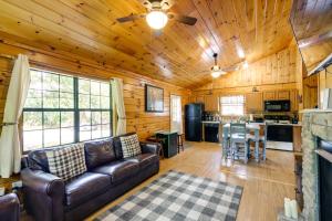 Tennessee Cabin w Balcony, Hot Tub & Pool Access!