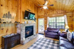 Tennessee Cabin w Balcony, Hot Tub & Pool Access!
