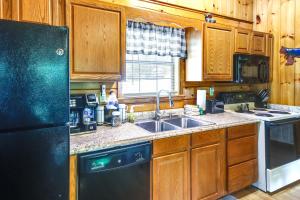 Tennessee Cabin w Balcony, Hot Tub & Pool Access!