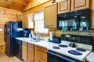 Tennessee Cabin w Balcony, Hot Tub & Pool Access!