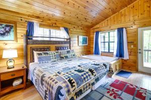 Tennessee Cabin w Balcony, Hot Tub & Pool Access!