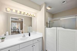 Modern Montrose Townhome Sleeps 10 Walk to Dining & Downtown