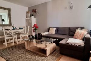 Frangipani - Apartment with Terrace & Shared Pool