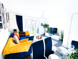 Family, Group & Contractor Stay - Sleeps Upto 9 Guests with Free Parking