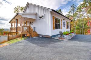 Hot Tub and Views Mountain Escape in Ellijay!