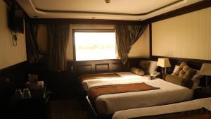 مركب ريفر River Boat