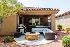 Paradise Village at Zion 28 Private Hot Tub, Outdoor firepit, and Community Pool