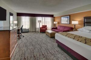 Deluxe King Room with Sofa Bed room in Drury Inn & Suites Bowling Green