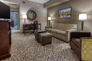 Deluxe Queen Suite room in Drury Inn & Suites Huntsville Space & Rocket Center