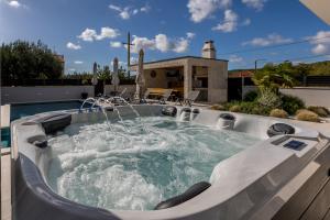 Luxury Villa Diana with heated pool and jacuzzi
