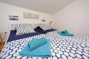 Apartments by the sea Sukosan, Zadar - 13825