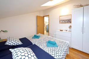 Apartments by the sea Sukosan, Zadar - 13825