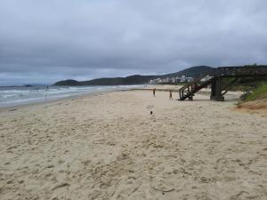 APARTAMENTO ENCANTADOR, À 400 METROS DA PRAIA DE PALMAS,