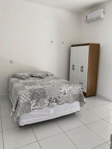 Casa com Piscina, hidromassagem e churrasqueira.