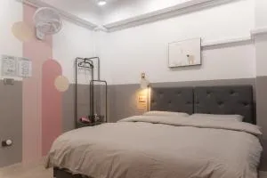 圈圈宿QQs & 三點不陋SDBL - Hsin-ts'un