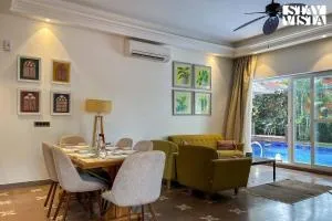 StayVista at Villa Amethyst with Pvt Pool & Jacuzzi - Parra