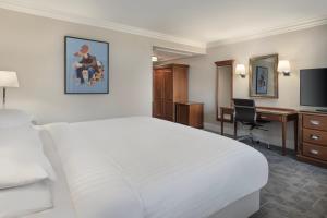 Superior Queen Room with Sofa Bed room in Huntingdon Marriott Hotel